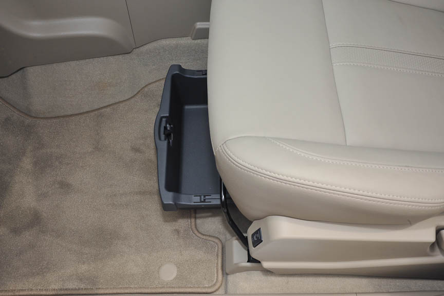 助手席下には引き出し式のトレイがある