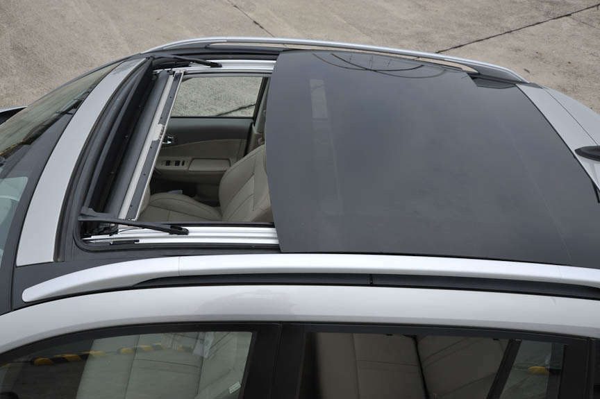 電動パノラミック グラスルーフ。開閉は前半分。開口部はそれほど大きくない