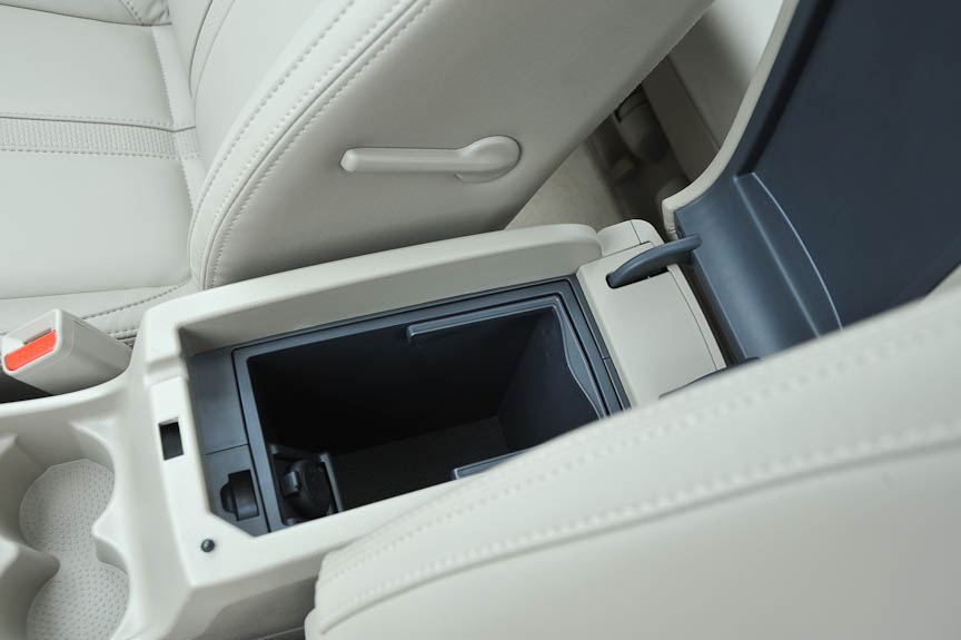 センターコンソール内の収納はボックスが取り外して持ち運べる構造。容量は2.9L