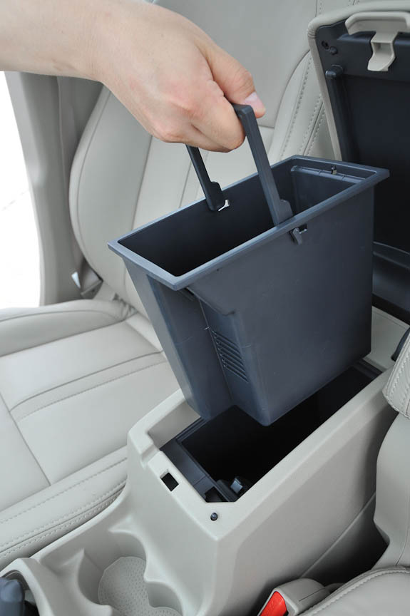 センターコンソール内の収納はボックスが取り外して持ち運べる構造。容量は2.9L