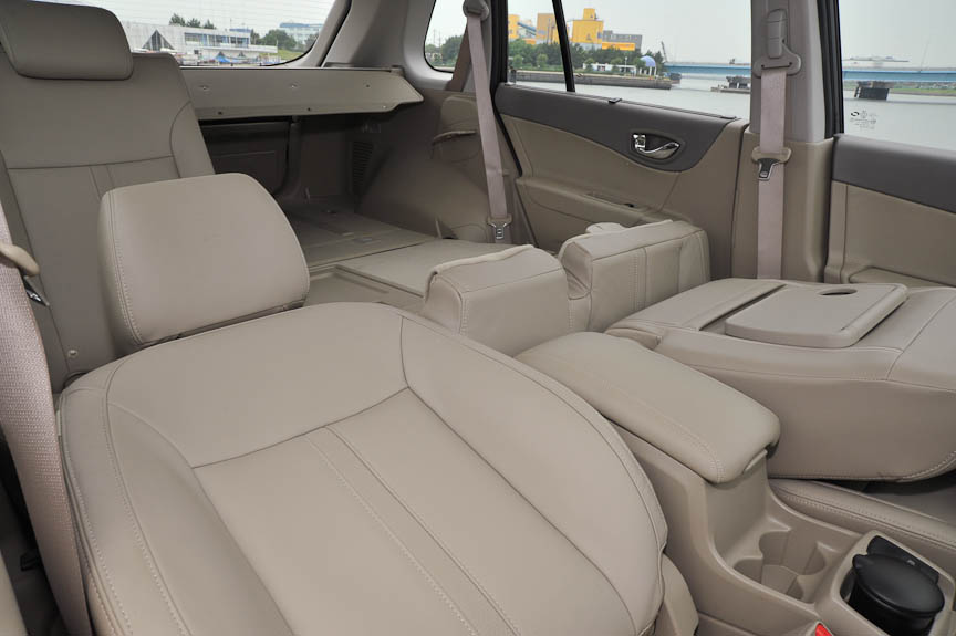 助手席シートのリクライニングは支点が上部にずれている。そのため、前に折りたたむことで、フラットなスペースができる