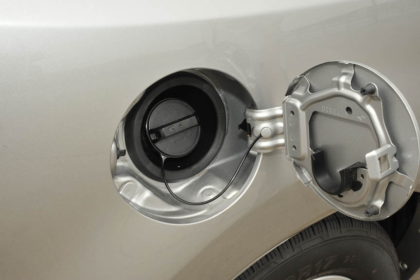 ガソリンタンクのキャップは紛失しないようにワイヤーで接続される。リッド裏は外したキャップをはめ込める構造になっている