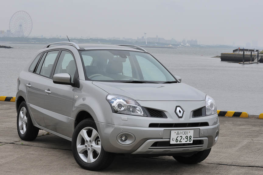 フロントの顔はひとめでルノーと分かるデザイン。カラーは注文生産色のグリ アルジョンM