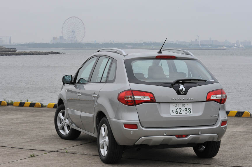 フロントの顔はひとめでルノーと分かるデザイン。カラーは注文生産色のグリ アルジョンM