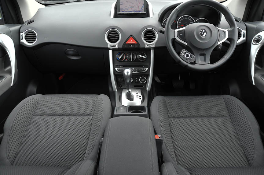 内装色は明るい色ではないが、ダッシュボード形状などから薄暗い印象はない