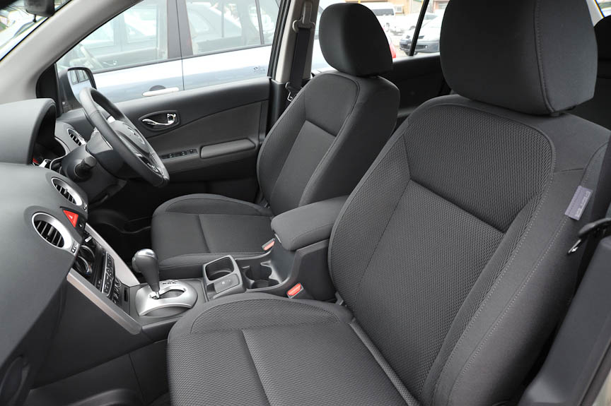 シートはチャコールグレーのファブクリック。電動機能やランバーサポートが省略されている