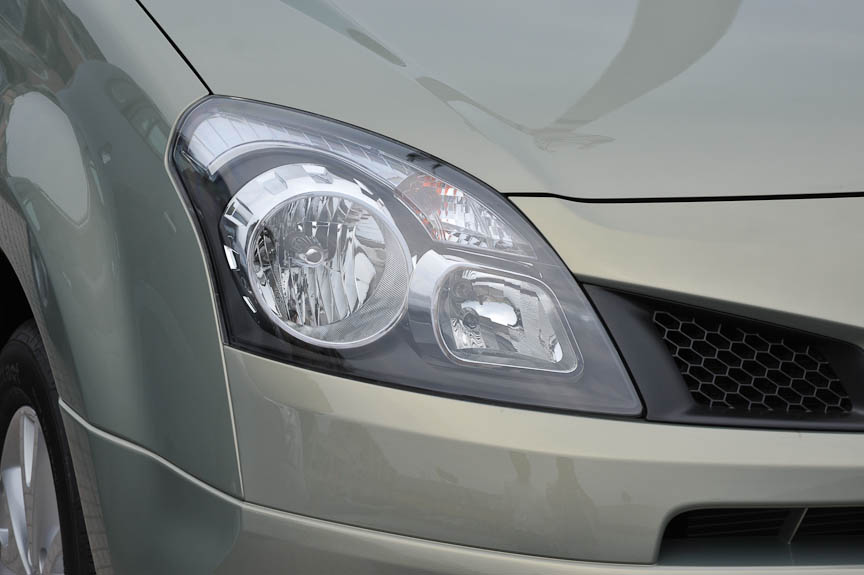 ヘッドライトはハロゲンヘッドランプとなり、ウォッシャーも省略。その下のソナーもないのでスッキリしている