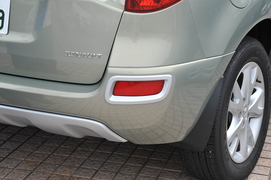 撮影車はディーラーオプションのフォグランプフィニッシャー(リア)、シルバー塗装のリアアンダーカバーを装備している