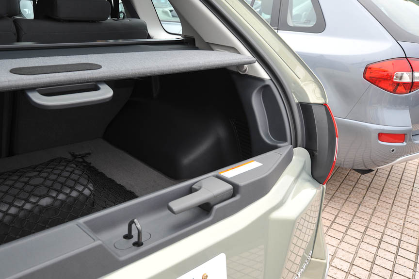 レバー操作で後席がたためる機構はない