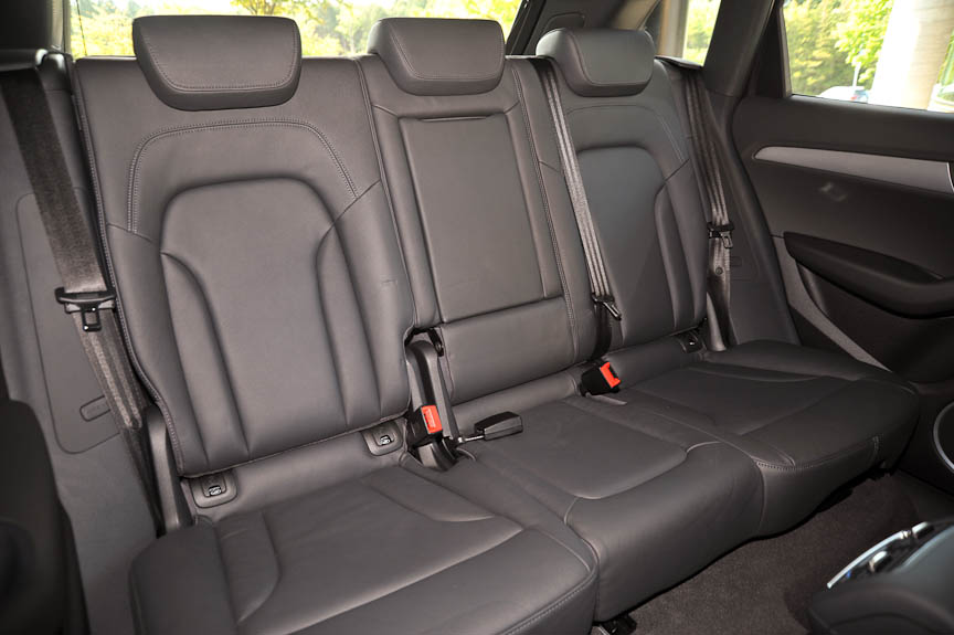 リアシートの可倒機構を利用して、シートバックの角度を数段階に固定できる