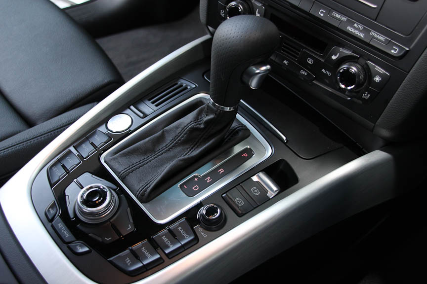 ほかのアウディ車同様に、シフトレバーの後ろにMMIのコントロール部を置く。シフトレバー右のパーキングブレーキスイッチの後ろは、停止時にブレーキペダルを踏んでいなくても車両を静止させるアウディホールドアシスト