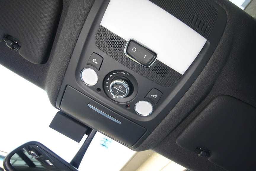 オプションの電動パノラマサンルーフは後席まで及ぶグラスルーフ。前席側は開く