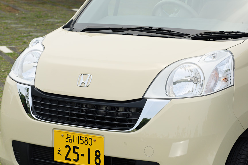 バンパーは各モデル専用タイプを採用しており、パステルはボンネット直下にある大きな開口部が特長