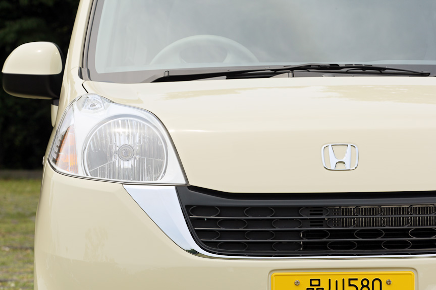 グリルなどの細部には丸みを帯びたフィニッシュが施される。周囲のクロームメッキ処理も上品な印象だ