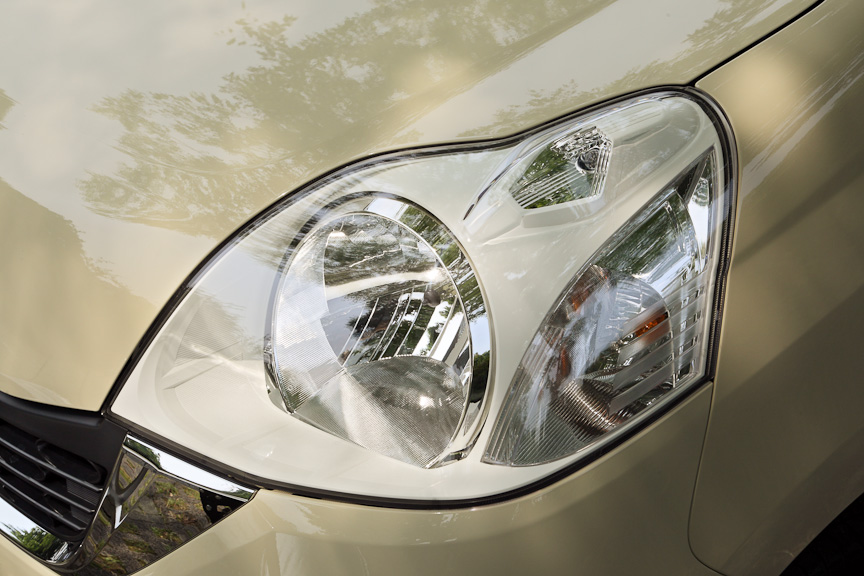 ヘッドライト上部には車幅をつかみやすくするためのマーカー。ウインカーはベーシックモデルはオレンジ、パステルとディーバはクリアタイプ