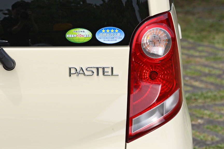 リアのコンビネーションランプも各モデルそれぞれ専用タイプ。ベーシックはウインカー部がオレンジ、ディーバーはブレーキランプ部も丸い意匠になる