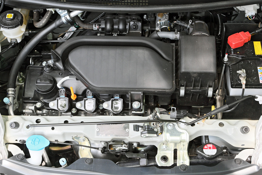 直列3気筒i-DSIエンジンを横置き。i-DSIは2点位相差点火制御のことで、手前に見えるポイントのほか、この反対側にも同様にポイントがある。これにより加速と低燃費を両立。出力は52PS/6.1kgm、10･15モード燃費は21.0km/L