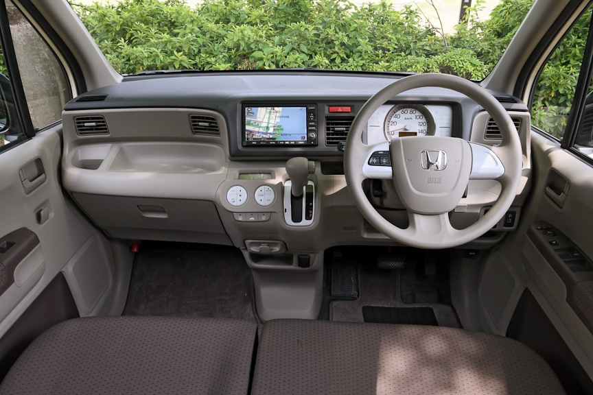 グレーとベージュでコーディネートされたインパネまわり。ガラスエリアが広いことに加え、従来よりヒップポイントが35mm高く設定されたこともあって窮屈な印象はあまり受けない。トランスミッションは全モデルともインパネシフトタイプの4速AT