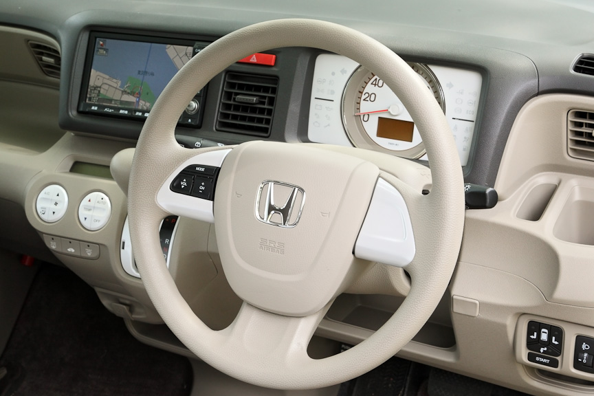 世界初の運転席用i-SRSエアバッグシステムを採用したステアリング。これは連続してエアバッグ容量を変化させることで、乗員の保護と衝撃の吸収を実現するシステム