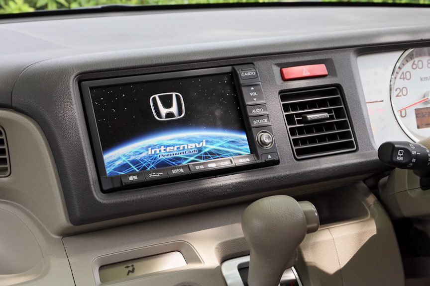 オーディオはバックモニター付のAM/FMチューナー付CDプレーヤーが標準で、撮影車に装着されているHDDインターナビシステムはメーカーオプション。バックカメラは標準で装着されるが、ステアリングのリモートコントロールシステムとアンテナはナビシステム装着車のみの装備