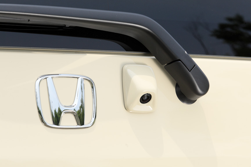 オーディオはバックモニター付のAM/FMチューナー付CDプレーヤーが標準で、撮影車に装着されているHDDインターナビシステムはメーカーオプション。バックカメラは標準で装着されるが、ステアリングのリモートコントロールシステムとアンテナはナビシステム装着車のみの装備