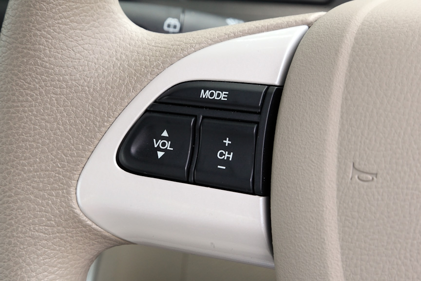 オーディオはバックモニター付のAM/FMチューナー付CDプレーヤーが標準で、撮影車に装着されているHDDインターナビシステムはメーカーオプション。バックカメラは標準で装着されるが、ステアリングのリモートコントロールシステムとアンテナはナビシステム装着車のみの装備