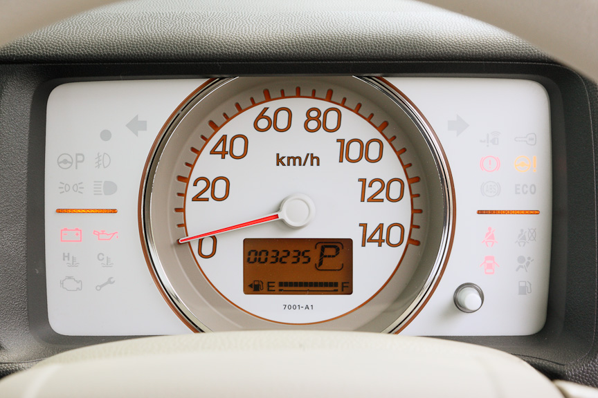 大型のスピードメーターを中心に据えたメーター。スピードメーター左右中心部のインジケーターはエコランプで、運転状況によってグリーン～オレンジ～レッドと変化