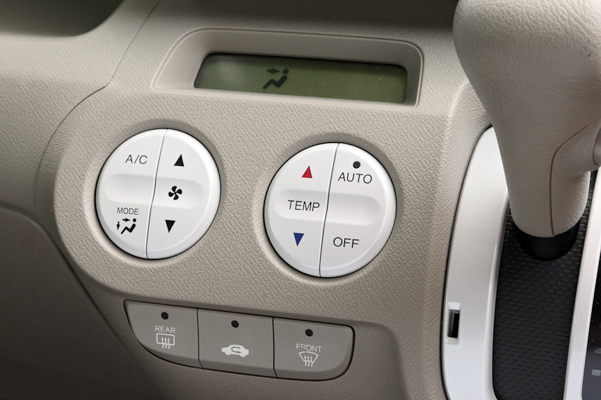 シフトレバー左側にはエアコンの丸形スイッチと表示部。フルオートエアコンのため温度設定はラクラク。杉花粉などをほとんどシャットアウト可能な高性能脱臭フィルターも標準装備