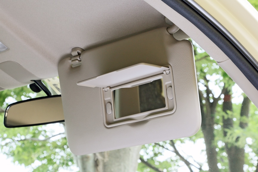 運転席のサンバイザーはチケットホルダー付。裏面にはバニティミラーも備わる