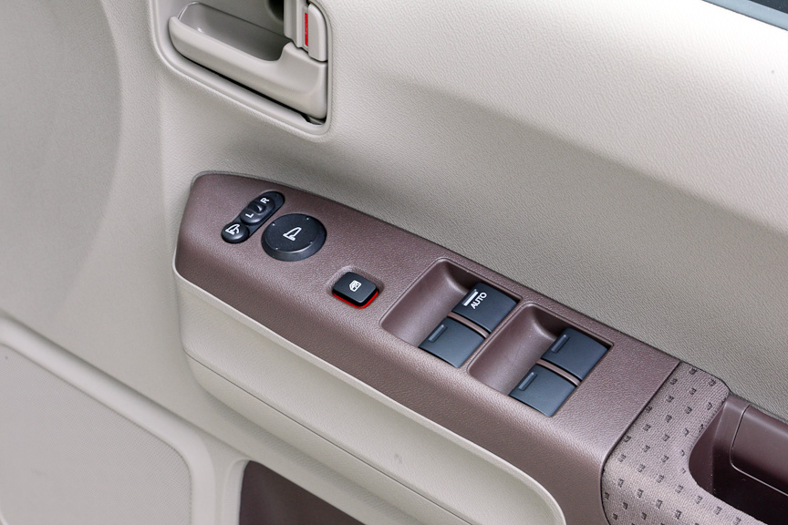 運転席側アームレストにはパワーウインドウのスイッチと、ドアミラーのコントローラー