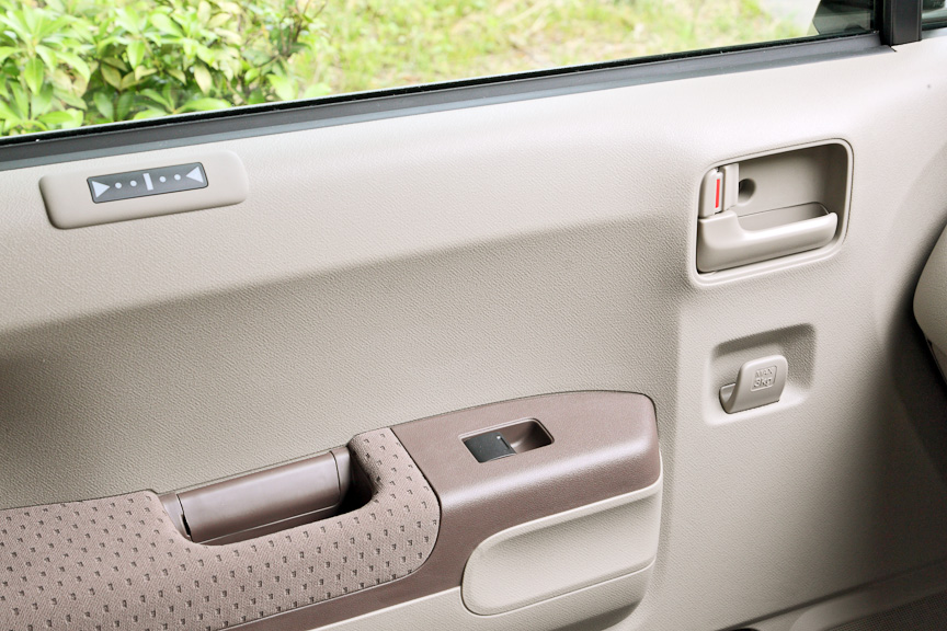 助手席ドアのドアハンドル下には紙袋などを下げられるフックを用意。アームレスト下にはドアポケットも