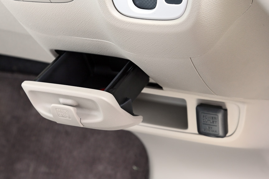 インパネ中央下部にあるセンターポケット。フタの部分には袋などを下げておくのに便利なフックを用意。その下部には小型のポケットとDC12Vのアクセサリーソケットを装備する