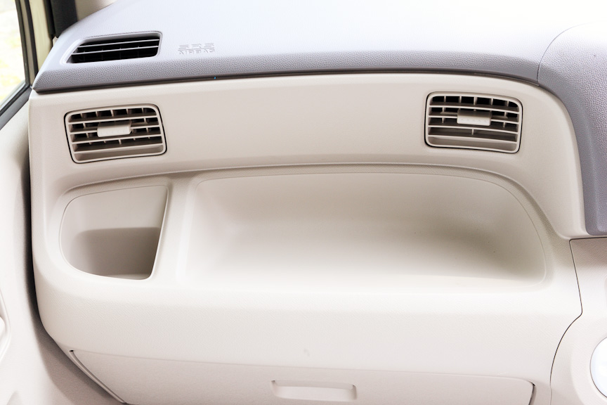 助手席前方にある大型のトレイ。それほど深くないので走行中にものを置いておくというよりは、停車中にテーブルとして使う感じ。その左はドリンクホルダー