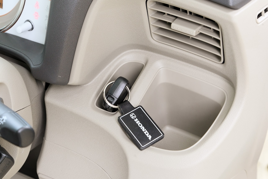 運転席側にもエアコンの吹き出し口前方にドリンクホルダーを用意。その横にはカギなどを入れておくのに便利なポケットも