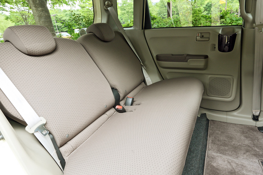 ベンチタイプでフラットなリアシートは左右別々にリクライニングが可能。足もとはかなり広く、成人男性が運転席に座った場合でも、十分な余裕がある