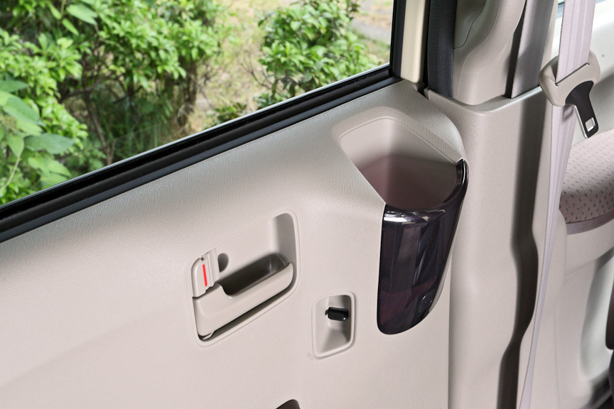 リアシート用のドリンクホルダーをドアの上部に用意。見た目より浅くホールド性もよくないため、250ml缶のドリンクを入れておくのはちょっと不安