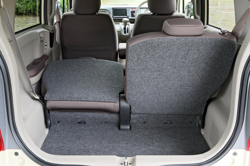 フル乗車時でも大きめのバックが余裕で置ける荷室を確保。リアシートは5:5の分割可倒式で、背もたれを倒したときもフラットにはならない