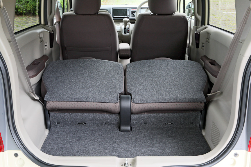 フル乗車時でも大きめのバックが余裕で置ける荷室を確保。リアシートは5:5の分割可倒式で、背もたれを倒したときもフラットにはならない