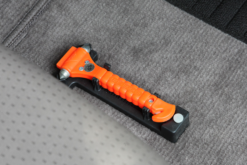 運転席足もとにはオプションのセキュリティハンマーを装備