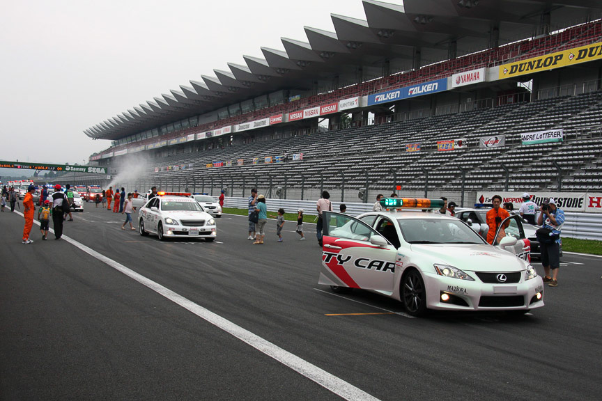 決勝前日の予選日に開催された「キッズウォーク」。子供とその保護者限定のイベントで、子供がより安心してピットウォークを楽しめるようにとの配慮