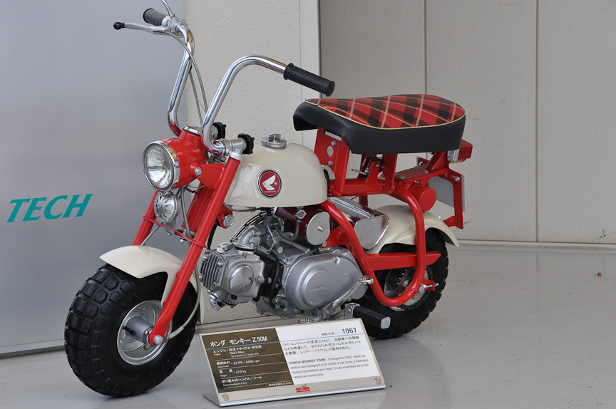 モンキー Z50M（1967年）。こちらは初の国内市販モデル。エンジンがOHCに変更され、モンキーの特徴ともなっている折りたたみ式ハンドルが装備された