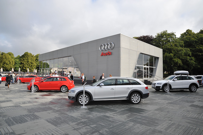 今年のホスト・メーカーであるアウディは、会場にも“ターミナル・コンセプト”のショールームを作ってしまった。その内外にはR8 V10をはじめとするエキサイティングなモデルが展示されていた