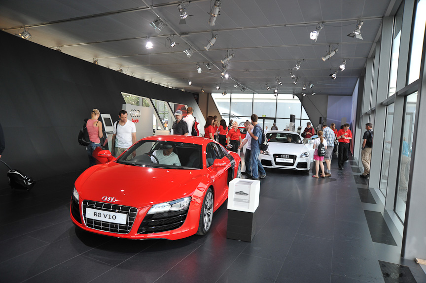 今年のホスト・メーカーであるアウディは、会場にも“ターミナル・コンセプト”のショールームを作ってしまった。その内外にはR8 V10をはじめとするエキサイティングなモデルが展示されていた