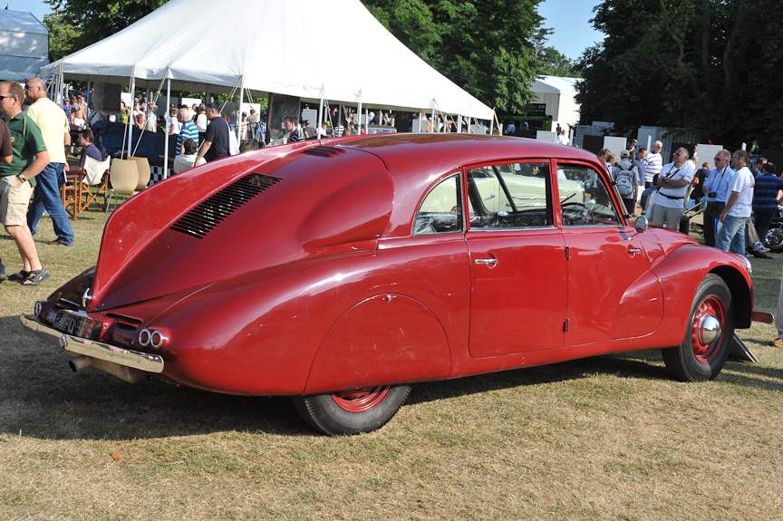 タトラT87（1939年）<br>チェコの天才技術者、ハンス・レドウィンカの手になるサルーン。オールアルミの3リッター空冷V8エンジンを流線型ボディーのリアに搭載、後輪を駆動する