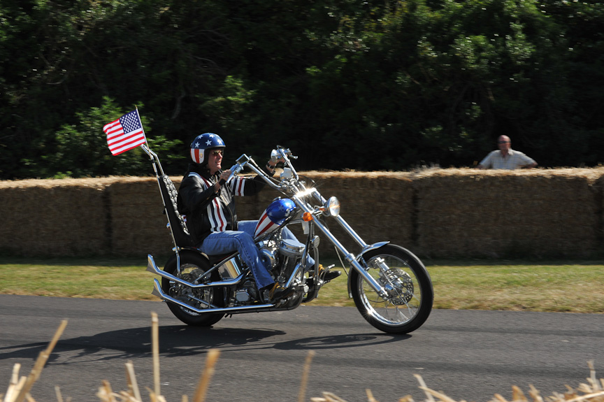 キャプテン・アメリカはヒル・クライム・コースでデモ走行。ライダーはピーター・フォンダその人