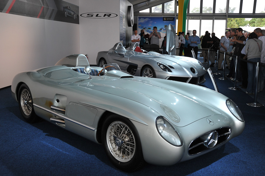 「SLRマクラーレン スターリングモス」（左）とその元ネタ「300SLR」