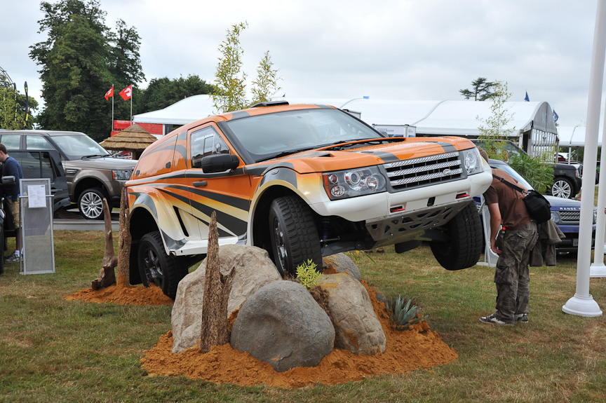 ランド・ローバーはスタティックな展示（左）のほか、デモコースを造って悪路走破性能をアピール