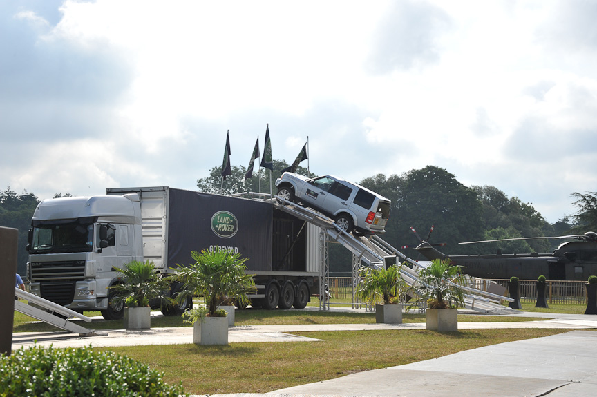 ランド・ローバーはスタティックな展示（左）のほか、デモコースを造って悪路走破性能をアピール