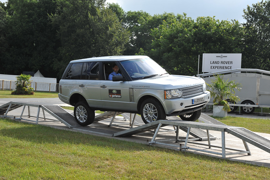 ランド・ローバーはスタティックな展示（左）のほか、デモコースを造って悪路走破性能をアピール