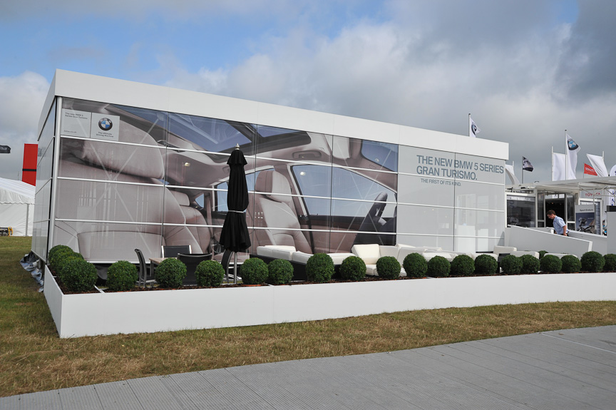 中が見えないブースはBMWのもの。ジュネーブショーで発表された5ドアハッチバックの「5シリーズ・グランツーリスモ」の量産車を展示しているが、内部は撮影禁止